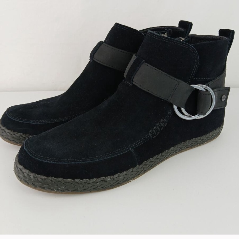 UGG Wns Black Suede Ankle Bootie size 7.5 w/side zipper in excellent condition!